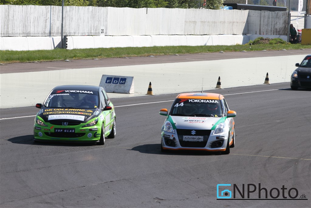 Debutanten Mads Hedegaard Frederiksen #44 i den nye udgave af Suzuki Swift Sport havde en god dyst med Carsten Lorenzen #7 i Peugeot 307 1,6 i heat 1.
(Foto: CN Photo)